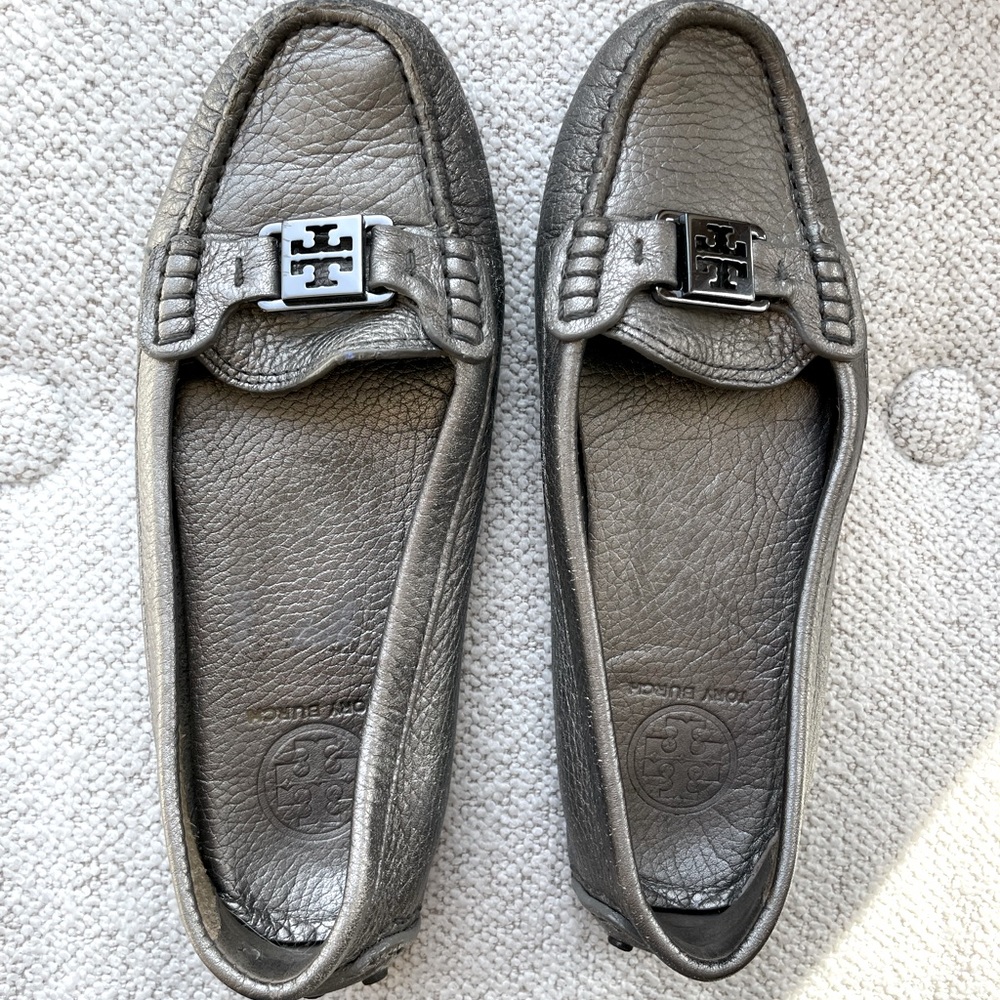 Women’s Tory Burch chrome silver flats size 7.5.
